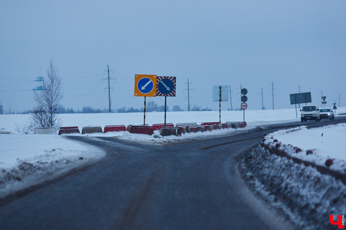 В преддверии зимних каникул в Суздаль приедут десятки тысяч гостей. И движение из Владимира в новогоднюю столицу России может затормозиться. Передвигаться по дороге и сейчас испытание для водителей. А что будет, если машин станет в разы больше? «Ключ-Медиа» проехался по большой стройке и узнал, когда же работы закончатся.