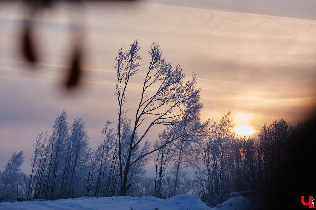 В преддверии зимних каникул в Суздаль приедут десятки тысяч гостей. И движение из Владимира в новогоднюю столицу России может затормозиться. Передвигаться по дороге и сейчас испытание для водителей. А что будет, если машин станет в разы больше? «Ключ-Медиа» проехался по большой стройке и узнал, когда же работы закончатся.
