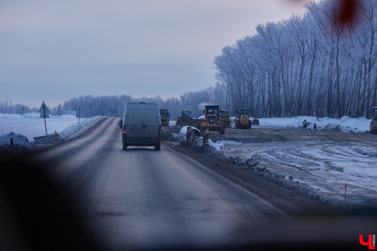 В преддверии зимних каникул в Суздаль приедут десятки тысяч гостей. И движение из Владимира в новогоднюю столицу России может затормозиться. Передвигаться по дороге и сейчас испытание для водителей. А что будет, если машин станет в разы больше? «Ключ-Медиа» проехался по большой стройке и узнал, когда же работы закончатся.
