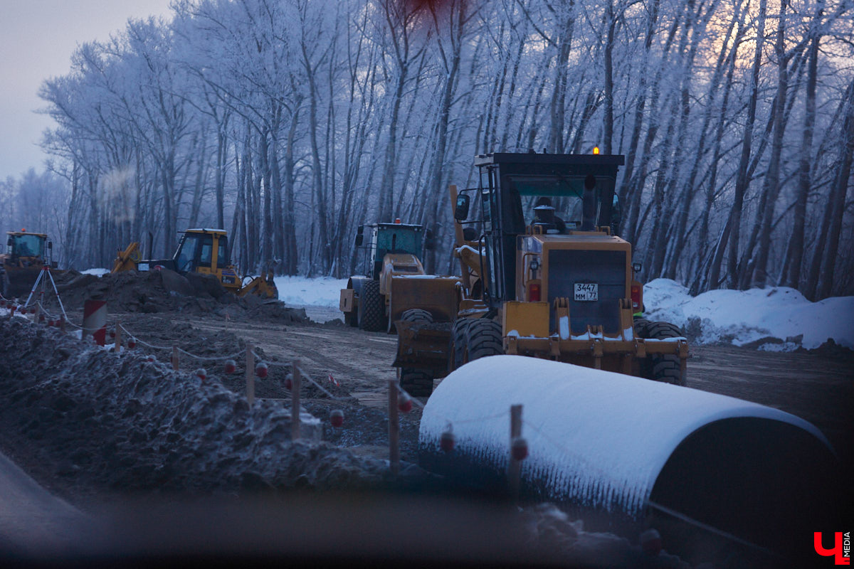 В преддверии зимних каникул в Суздаль приедут десятки тысяч гостей. И движение из Владимира в новогоднюю столицу России может затормозиться. Передвигаться по дороге и сейчас испытание для водителей. А что будет, если машин станет в разы больше? «Ключ-Медиа» проехался по большой стройке и узнал, когда же работы закончатся.
