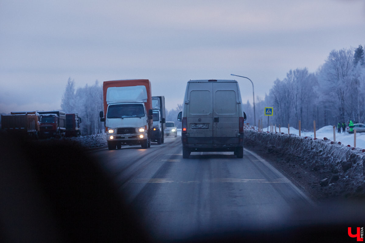 В преддверии зимних каникул в Суздаль приедут десятки тысяч гостей. И движение из Владимира в новогоднюю столицу России может затормозиться. Передвигаться по дороге и сейчас испытание для водителей. А что будет, если машин станет в разы больше? «Ключ-Медиа» проехался по большой стройке и узнал, когда же работы закончатся.
