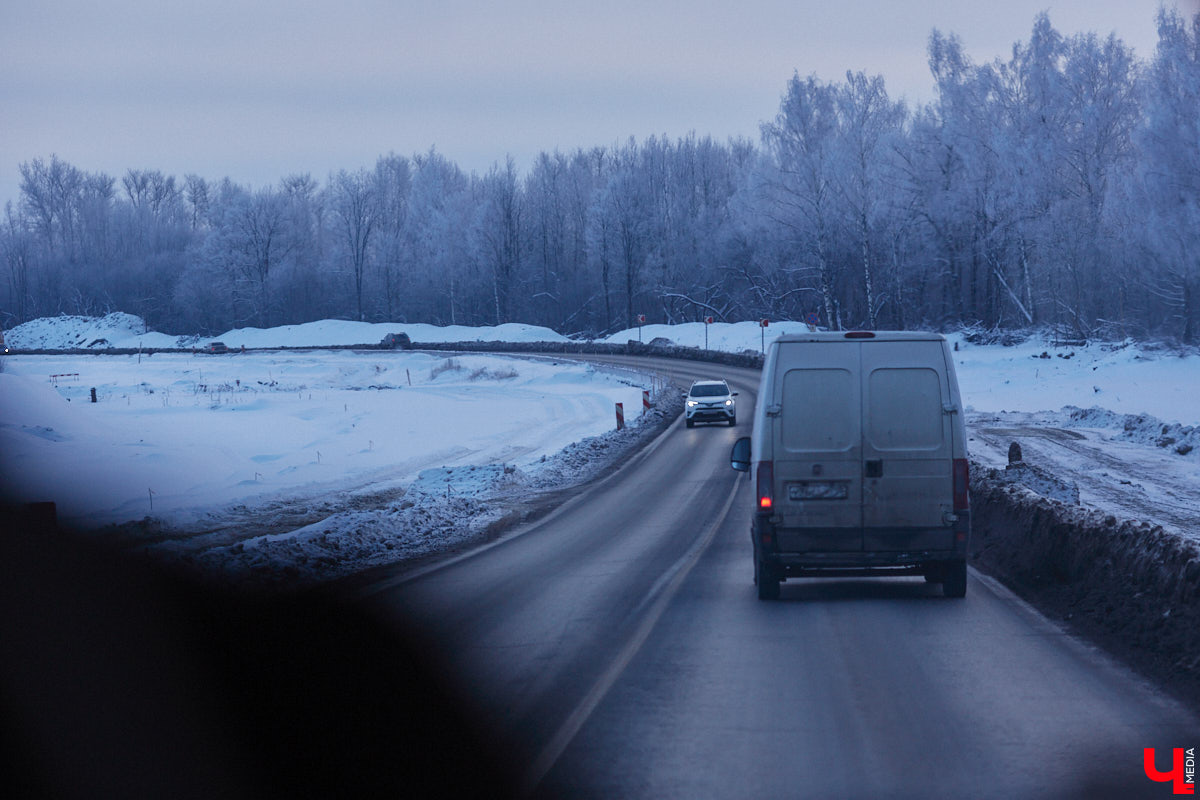 В преддверии зимних каникул в Суздаль приедут десятки тысяч гостей. И движение из Владимира в новогоднюю столицу России может затормозиться. Передвигаться по дороге и сейчас испытание для водителей. А что будет, если машин станет в разы больше? «Ключ-Медиа» проехался по большой стройке и узнал, когда же работы закончатся.
