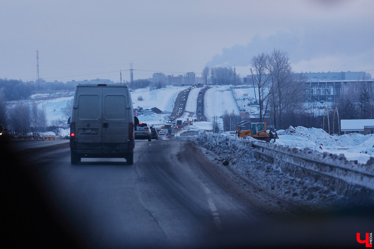В преддверии зимних каникул в Суздаль приедут десятки тысяч гостей. И движение из Владимира в новогоднюю столицу России может затормозиться. Передвигаться по дороге и сейчас испытание для водителей. А что будет, если машин станет в разы больше? «Ключ-Медиа» проехался по большой стройке и узнал, когда же работы закончатся.