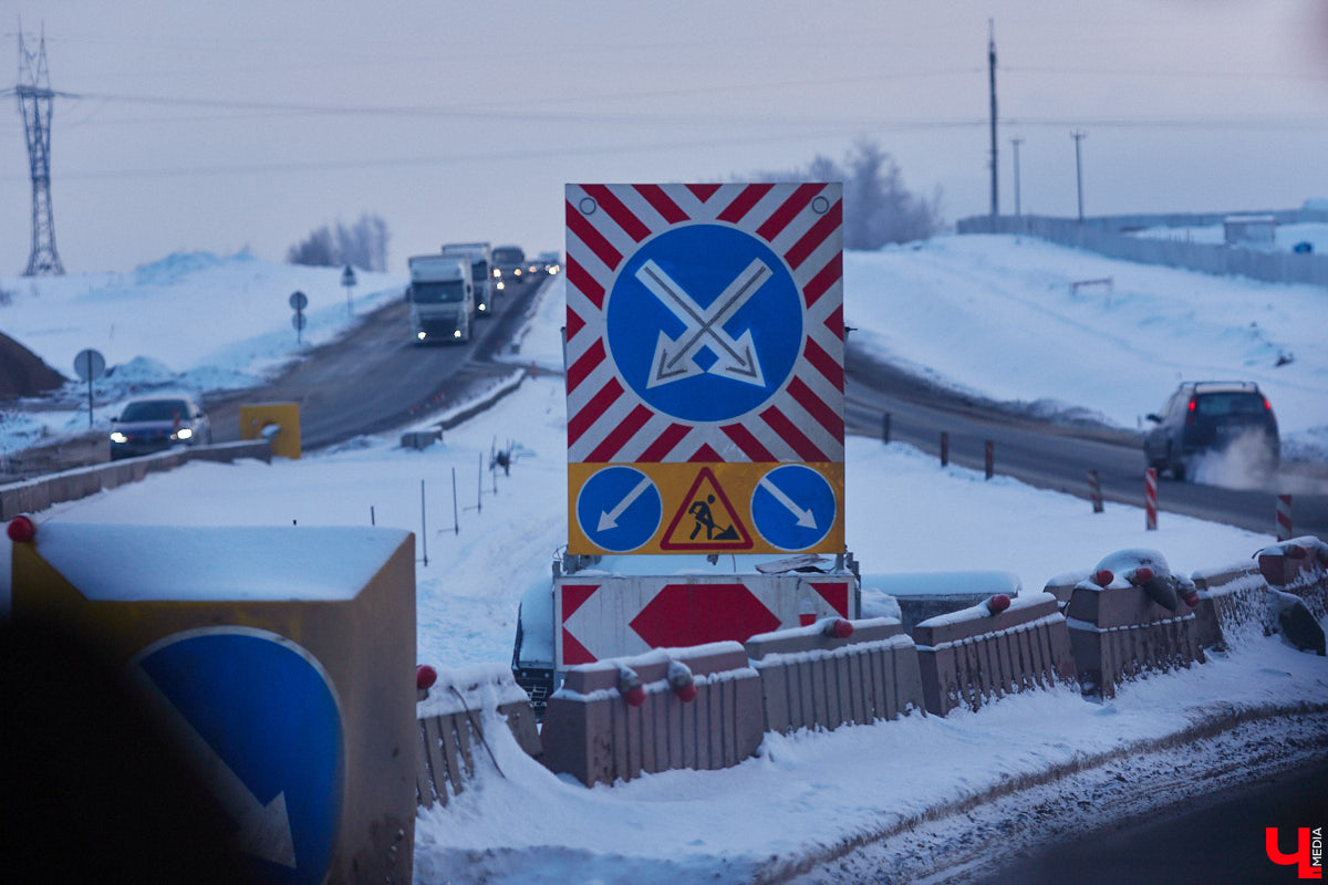 В преддверии зимних каникул в Суздаль приедут десятки тысяч гостей. И движение из Владимира в новогоднюю столицу России может затормозиться. Передвигаться по дороге и сейчас испытание для водителей. А что будет, если машин станет в разы больше? «Ключ-Медиа» проехался по большой стройке и узнал, когда же работы закончатся.