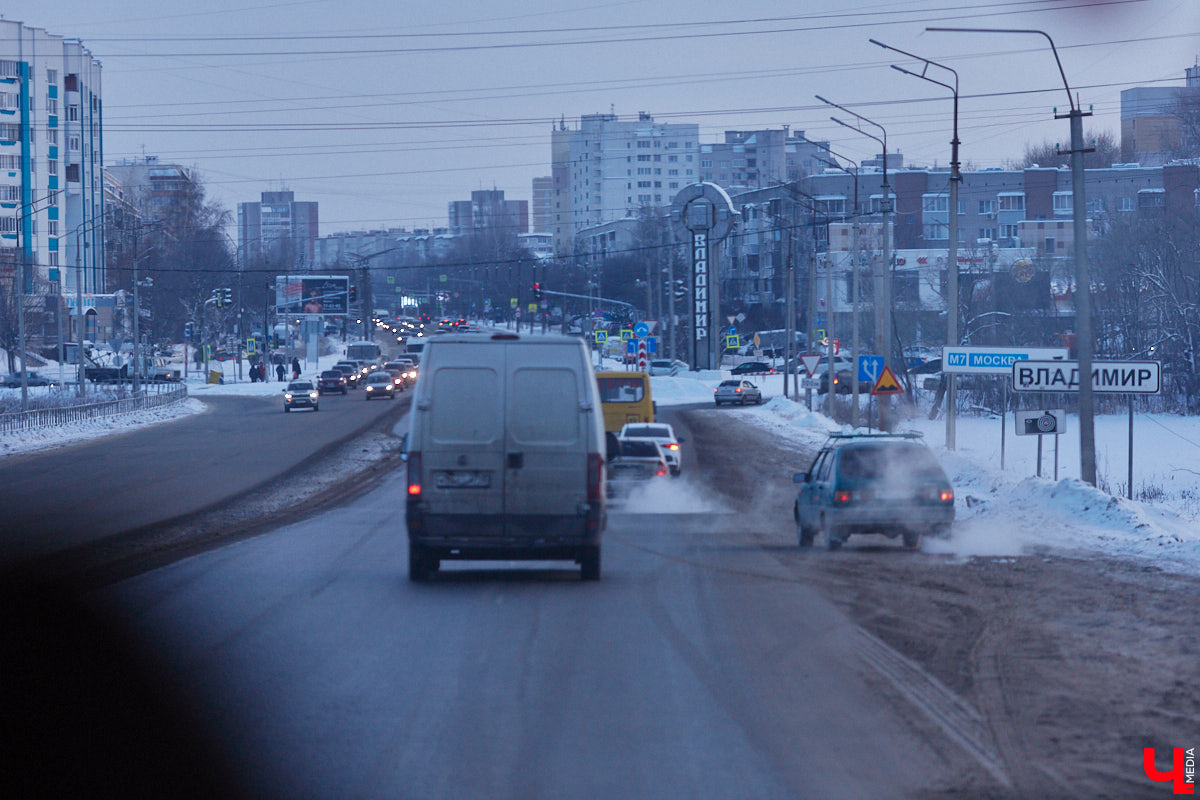 В преддверии зимних каникул в Суздаль приедут десятки тысяч гостей. И движение из Владимира в новогоднюю столицу России может затормозиться. Передвигаться по дороге и сейчас испытание для водителей. А что будет, если машин станет в разы больше? «Ключ-Медиа» проехался по большой стройке и узнал, когда же работы закончатся.
