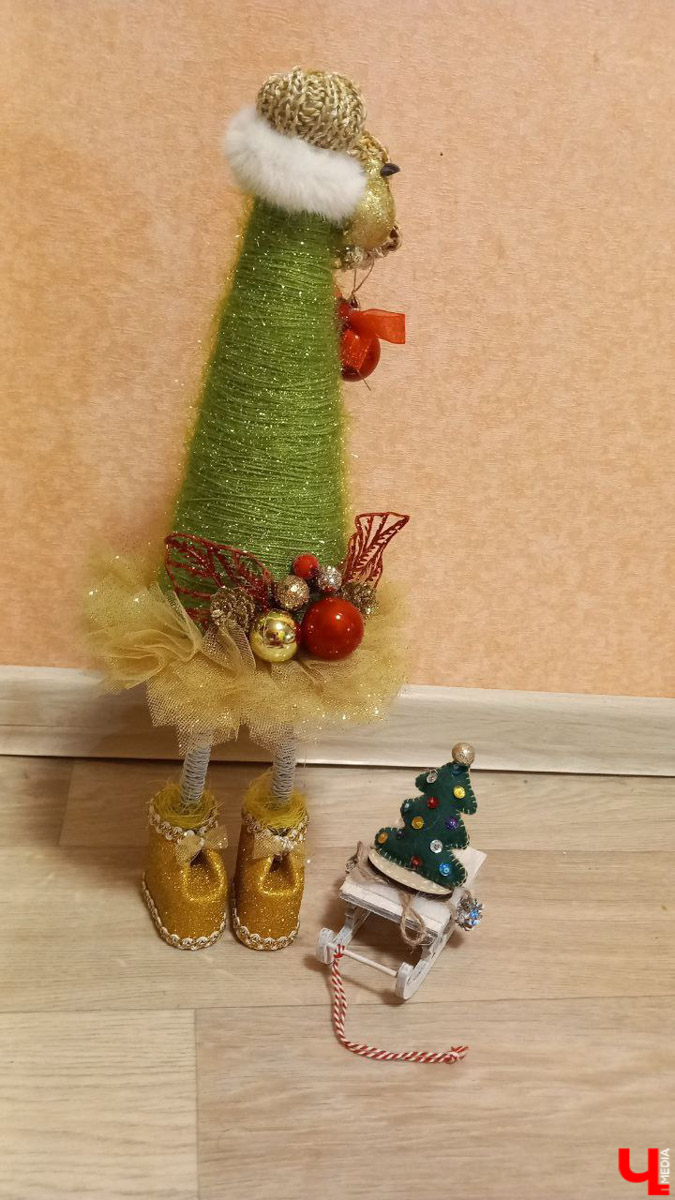 До Нового года рукой подать, а значит, самое время создать себе праздничное настроение. Улицы города уже украшены, да и ёлки в магазинах, домах, офисах большинство владимирцев давно нарядили. И некоторые из них подошли к этому вопросу весьма креативно!