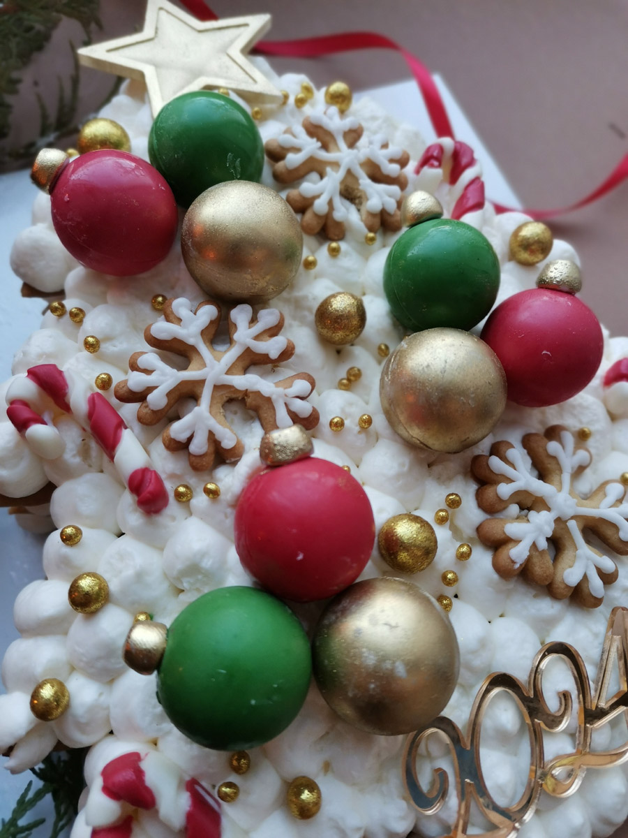 До Нового года рукой подать, а значит, самое время создать себе праздничное настроение. Улицы города уже украшены, да и ёлки в магазинах, домах, офисах большинство владимирцев давно нарядили. И некоторые из них подошли к этому вопросу весьма креативно!