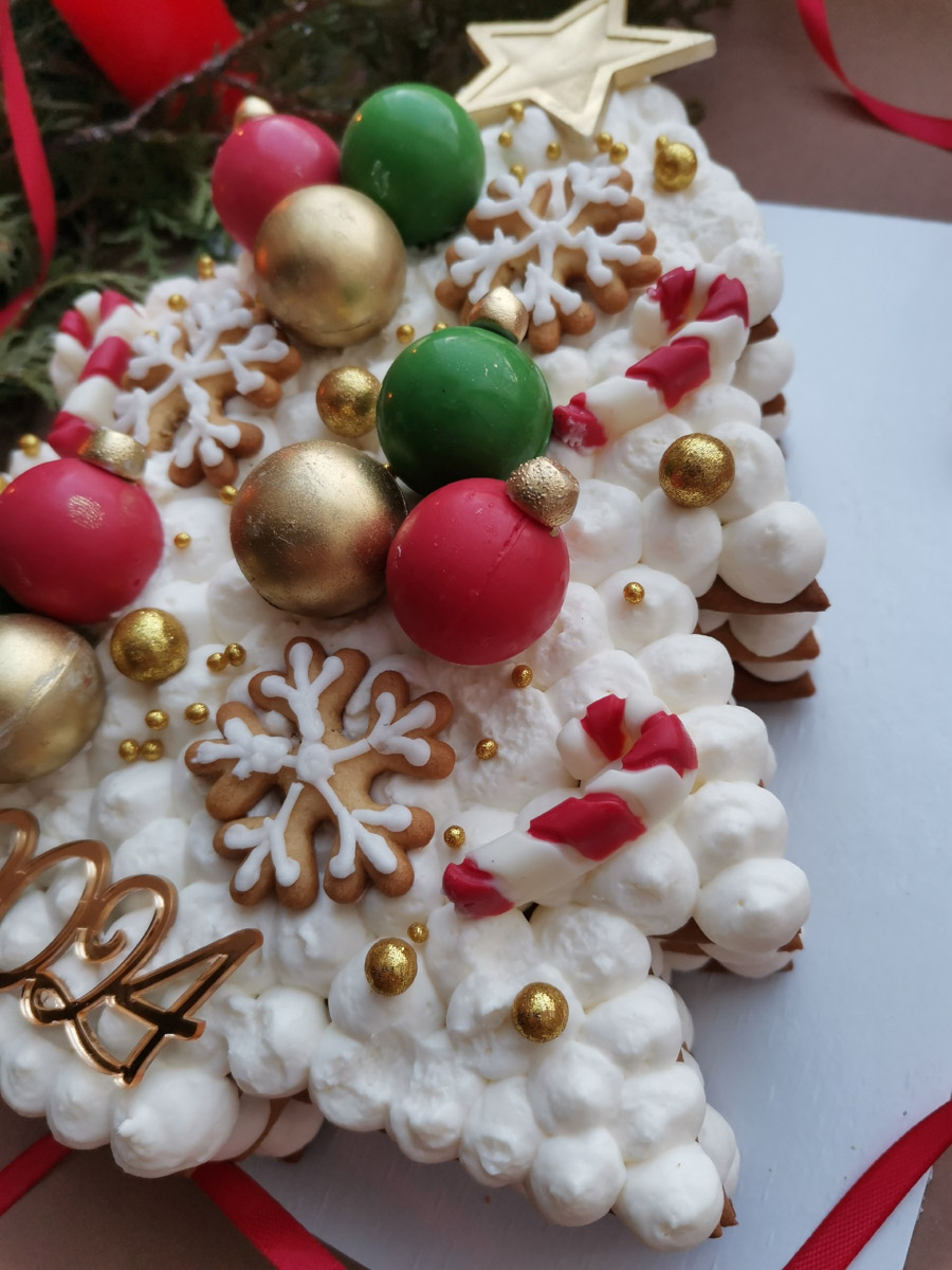 До Нового года рукой подать, а значит, самое время создать себе праздничное настроение. Улицы города уже украшены, да и ёлки в магазинах, домах, офисах большинство владимирцев давно нарядили. И некоторые из них подошли к этому вопросу весьма креативно!