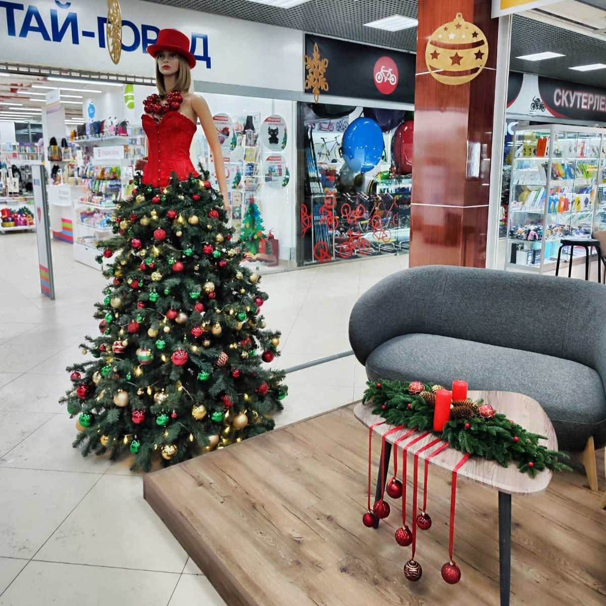 До Нового года рукой подать, а значит, самое время создать себе праздничное настроение. Улицы города уже украшены, да и ёлки в магазинах, домах, офисах большинство владимирцев давно нарядили. И некоторые из них подошли к этому вопросу весьма креативно!