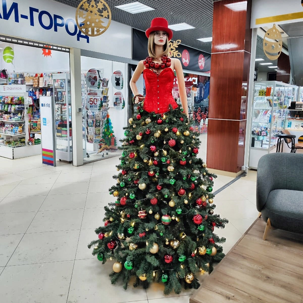 До Нового года рукой подать, а значит, самое время создать себе праздничное настроение. Улицы города уже украшены, да и ёлки в магазинах, домах, офисах большинство владимирцев давно нарядили. И некоторые из них подошли к этому вопросу весьма креативно!