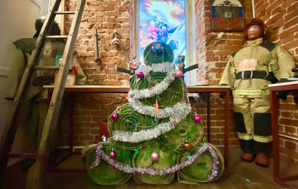 До Нового года рукой подать, а значит, самое время создать себе праздничное настроение. Улицы города уже украшены, да и ёлки в магазинах, домах, офисах большинство владимирцев давно нарядили. И некоторые из них подошли к этому вопросу весьма креативно!