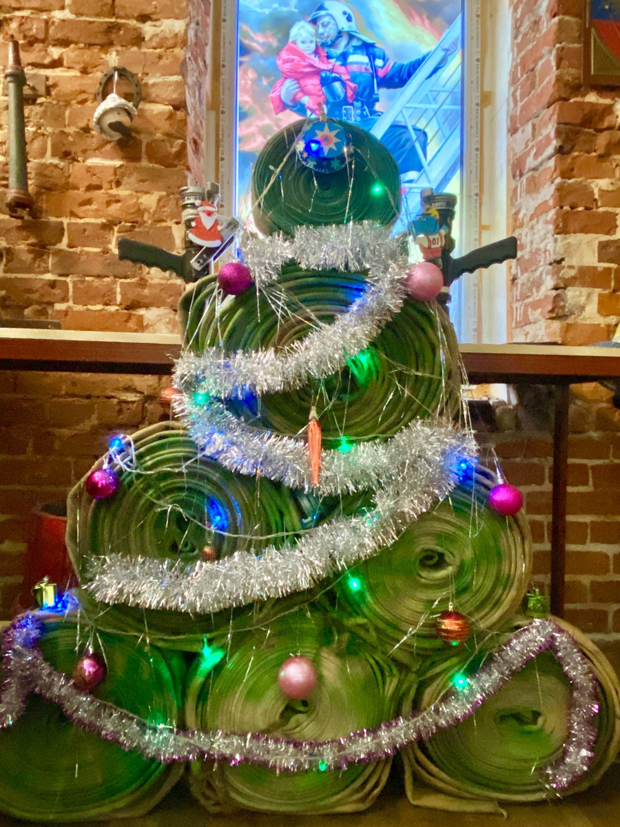 До Нового года рукой подать, а значит, самое время создать себе праздничное настроение. Улицы города уже украшены, да и ёлки в магазинах, домах, офисах большинство владимирцев давно нарядили. И некоторые из них подошли к этому вопросу весьма креативно!