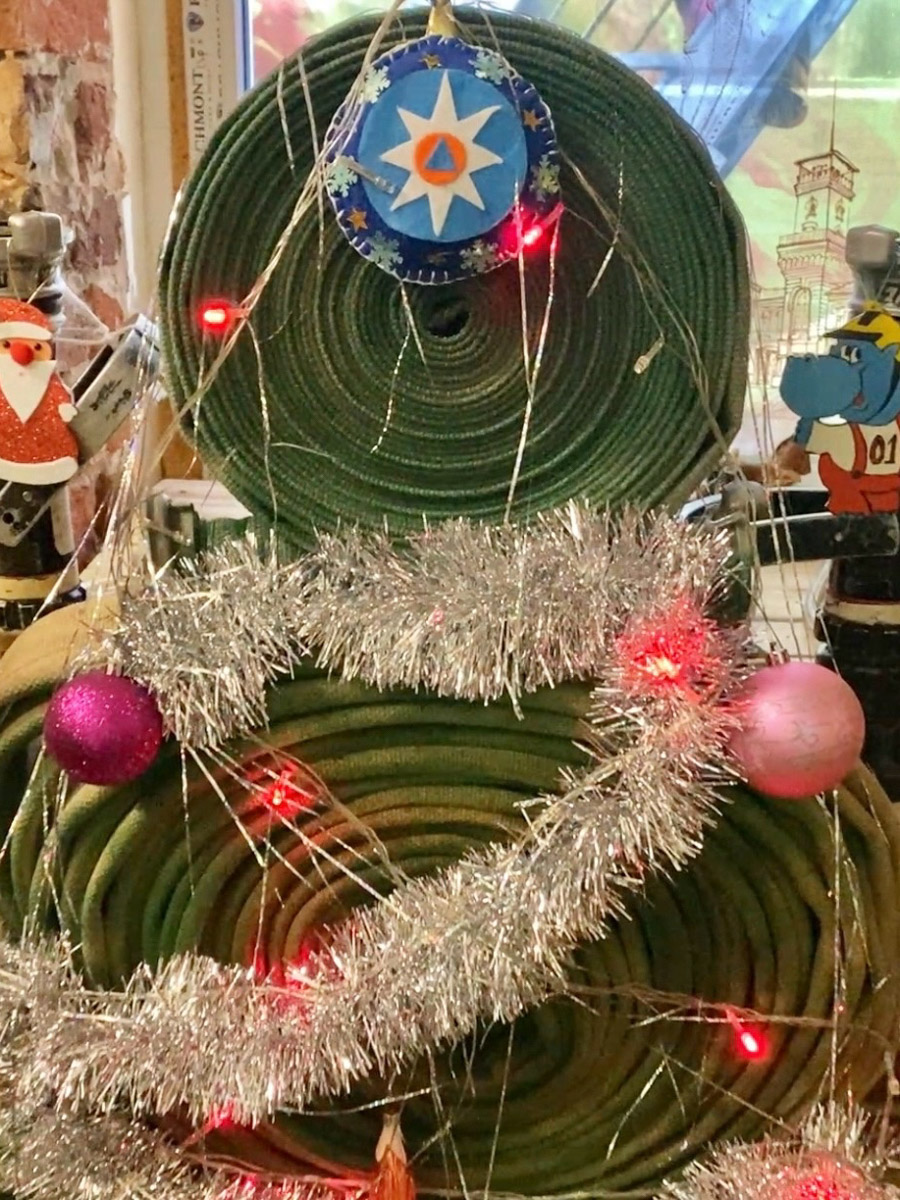 До Нового года рукой подать, а значит, самое время создать себе праздничное настроение. Улицы города уже украшены, да и ёлки в магазинах, домах, офисах большинство владимирцев давно нарядили. И некоторые из них подошли к этому вопросу весьма креативно!