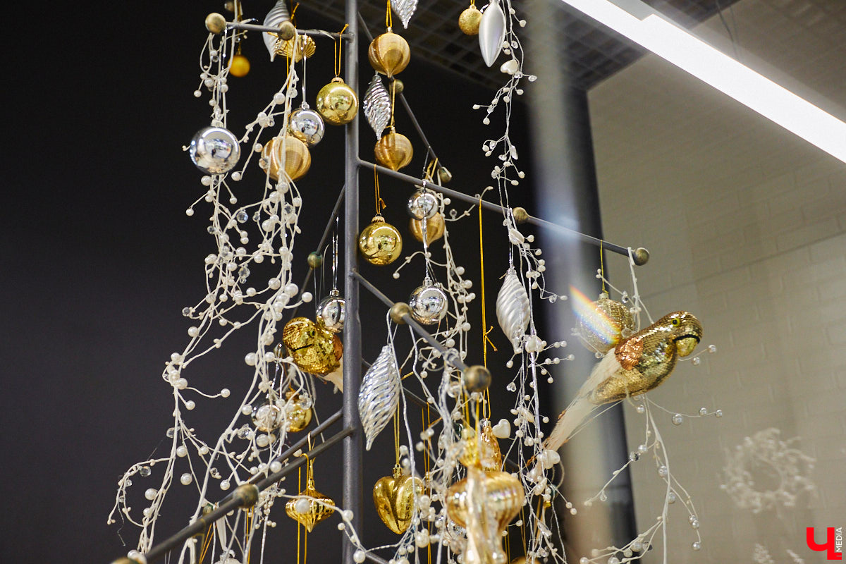 До Нового года рукой подать, а значит, самое время создать себе праздничное настроение. Улицы города уже украшены, да и ёлки в магазинах, домах, офисах большинство владимирцев давно нарядили. И некоторые из них подошли к этому вопросу весьма креативно!