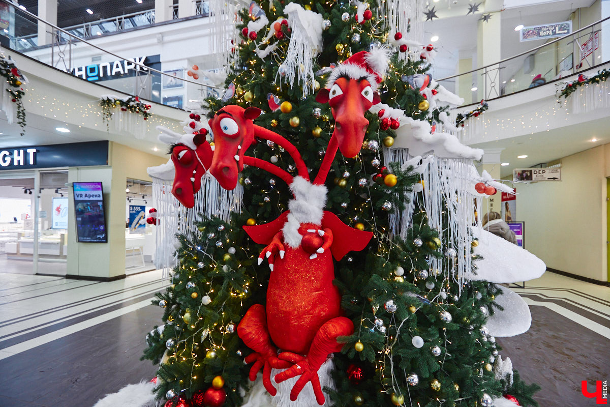До Нового года рукой подать, а значит, самое время создать себе праздничное настроение. Улицы города уже украшены, да и ёлки в магазинах, домах, офисах большинство владимирцев давно нарядили. И некоторые из них подошли к этому вопросу весьма креативно!