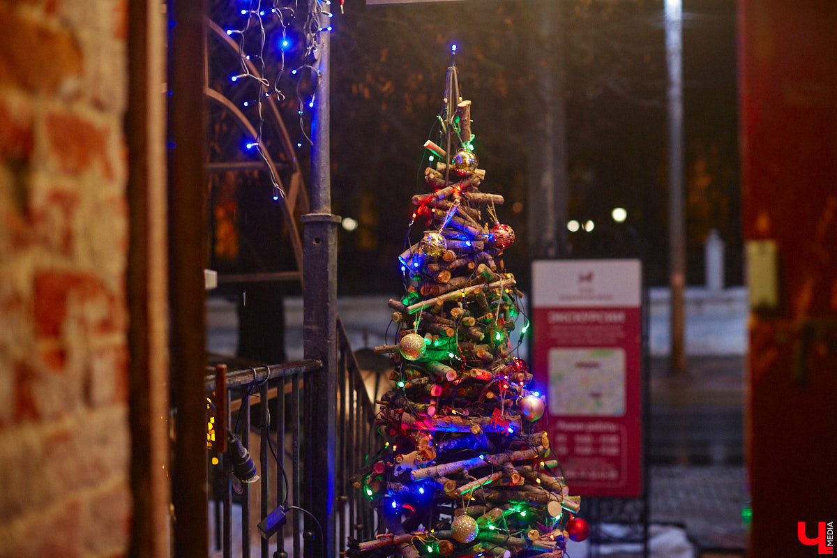 До Нового года рукой подать, а значит, самое время создать себе праздничное настроение. Улицы города уже украшены, да и ёлки в магазинах, домах, офисах большинство владимирцев давно нарядили. И некоторые из них подошли к этому вопросу весьма креативно!