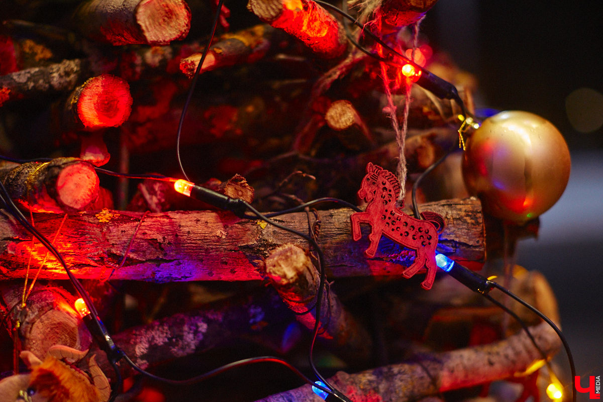 До Нового года рукой подать, а значит, самое время создать себе праздничное настроение. Улицы города уже украшены, да и ёлки в магазинах, домах, офисах большинство владимирцев давно нарядили. И некоторые из них подошли к этому вопросу весьма креативно!