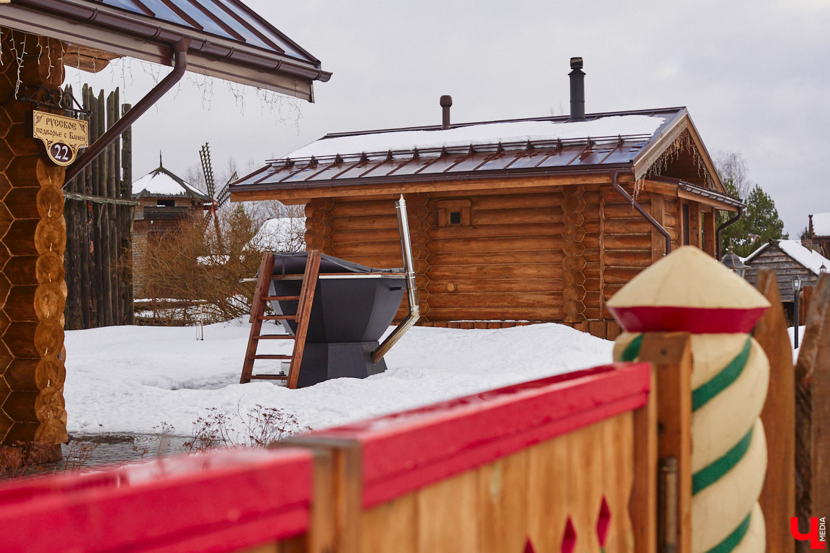 В Суздале масса интересных объектов, и в 2023 году их стало еще больше. Например, недалеко от центра построили новый спа-центр, где есть бассейн с подогревом, а также целый комплекс креативных зданий, стилизованных под времена года. «Ключ-Медиа» побывал в этом удивительном месте и узнал все подробности.