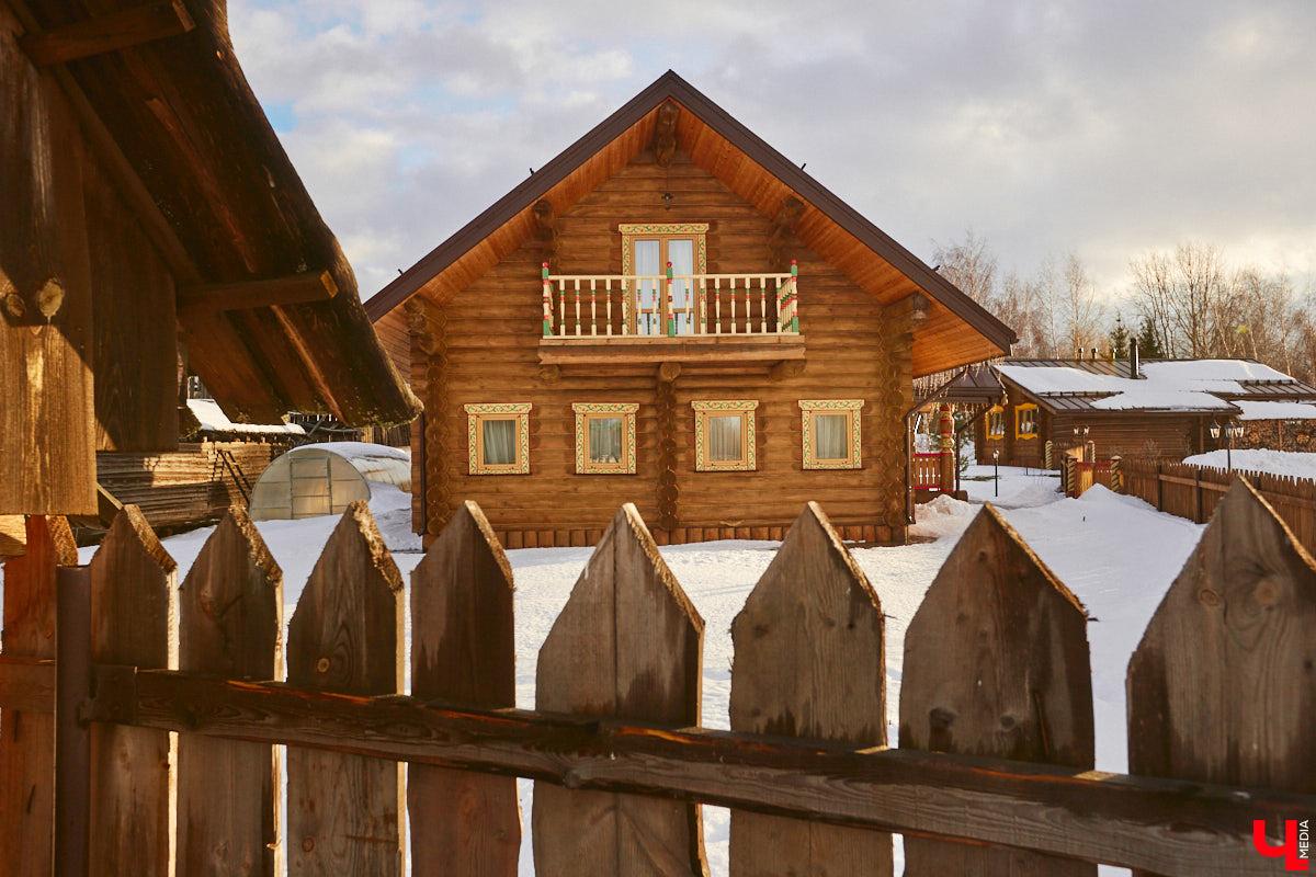 В Суздале масса интересных объектов, и в 2023 году их стало еще больше. Например, недалеко от центра построили новый спа-центр, где есть бассейн с подогревом, а также целый комплекс креативных зданий, стилизованных под времена года. «Ключ-Медиа» побывал в этом удивительном месте и узнал все подробности.