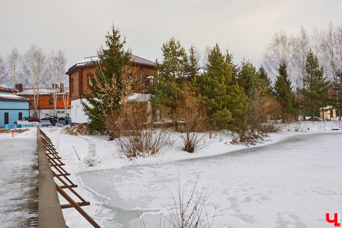 В Суздале масса интересных объектов, и в 2023 году их стало еще больше. Например, недалеко от центра построили новый спа-центр, где есть бассейн с подогревом, а также целый комплекс креативных зданий, стилизованных под времена года. «Ключ-Медиа» побывал в этом удивительном месте и узнал все подробности.