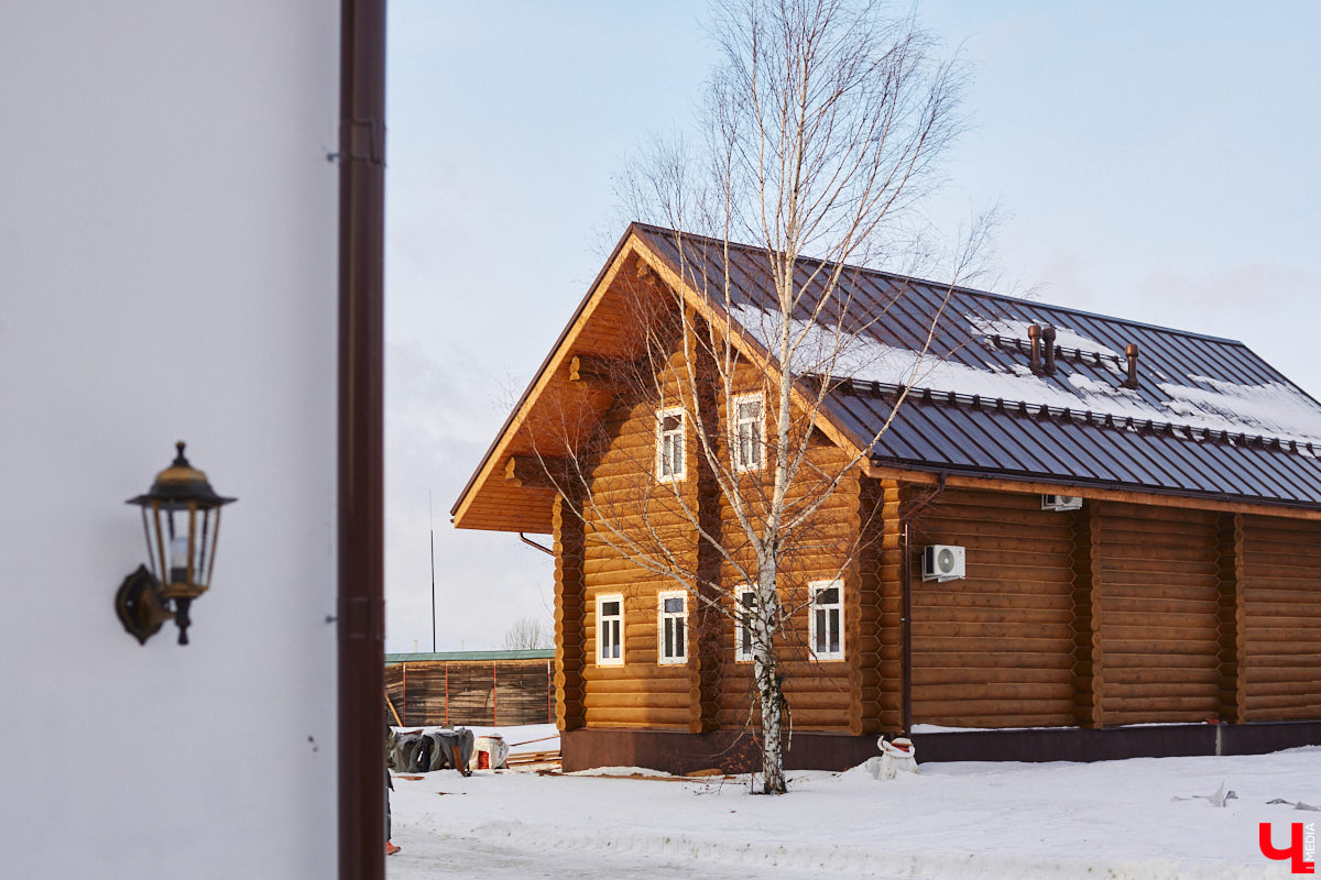 В Суздале масса интересных объектов, и в 2023 году их стало еще больше. Например, недалеко от центра построили новый спа-центр, где есть бассейн с подогревом, а также целый комплекс креативных зданий, стилизованных под времена года. «Ключ-Медиа» побывал в этом удивительном месте и узнал все подробности.