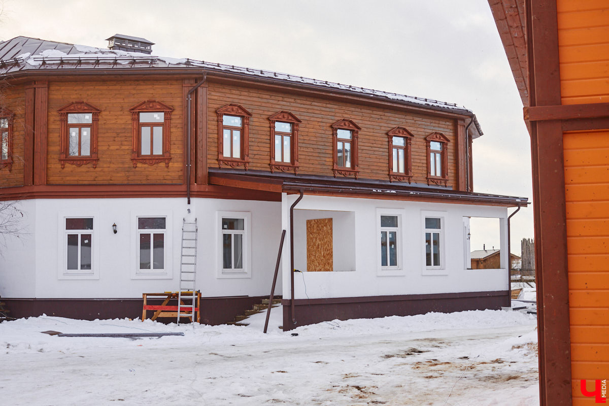 В Суздале масса интересных объектов, и в 2023 году их стало еще больше. Например, недалеко от центра построили новый спа-центр, где есть бассейн с подогревом, а также целый комплекс креативных зданий, стилизованных под времена года. «Ключ-Медиа» побывал в этом удивительном месте и узнал все подробности.