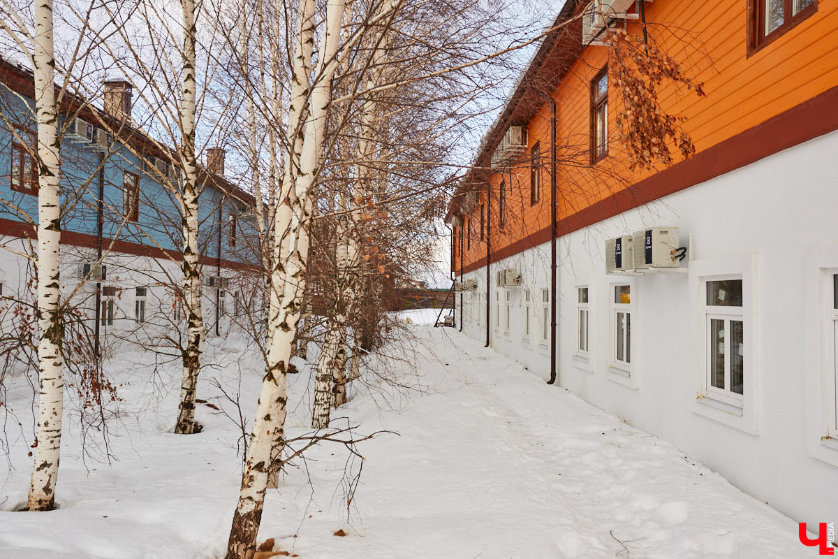 В Суздале масса интересных объектов, и в 2023 году их стало еще больше. Например, недалеко от центра построили новый спа-центр, где есть бассейн с подогревом, а также целый комплекс креативных зданий, стилизованных под времена года. «Ключ-Медиа» побывал в этом удивительном месте и узнал все подробности.