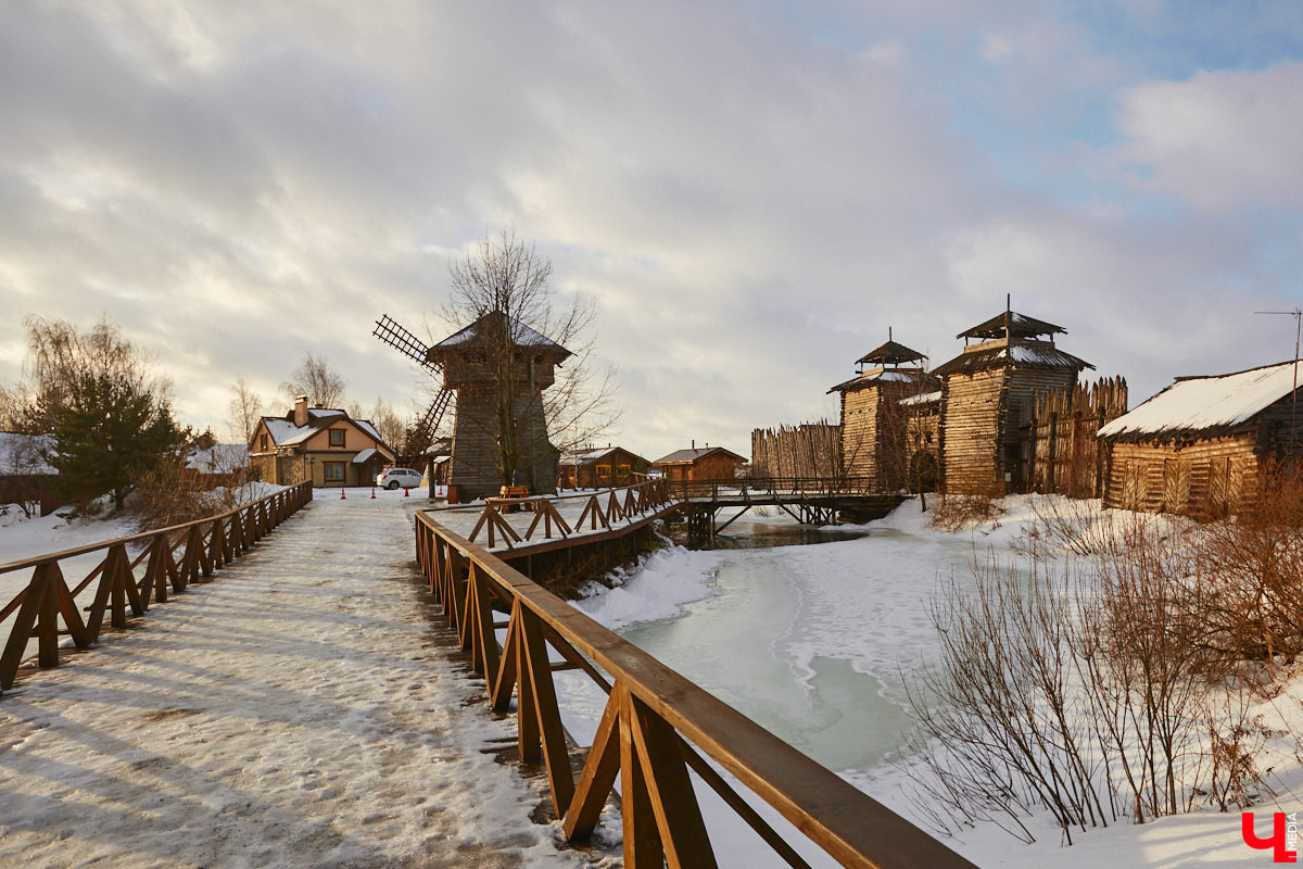 В Суздале масса интересных объектов, и в 2023 году их стало еще больше. Например, недалеко от центра построили новый спа-центр, где есть бассейн с подогревом, а также целый комплекс креативных зданий, стилизованных под времена года. «Ключ-Медиа» побывал в этом удивительном месте и узнал все подробности.