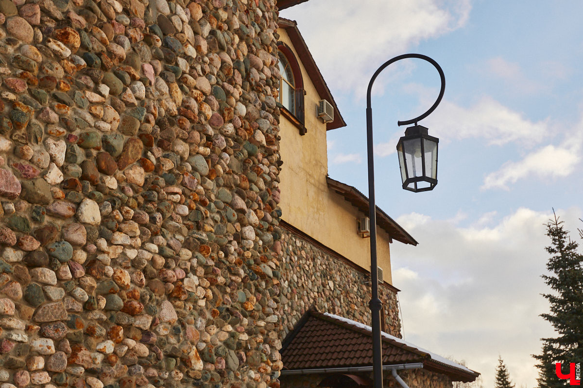 В Суздале масса интересных объектов, и в 2023 году их стало еще больше. Например, недалеко от центра построили новый спа-центр, где есть бассейн с подогревом, а также целый комплекс креативных зданий, стилизованных под времена года. «Ключ-Медиа» побывал в этом удивительном месте и узнал все подробности.