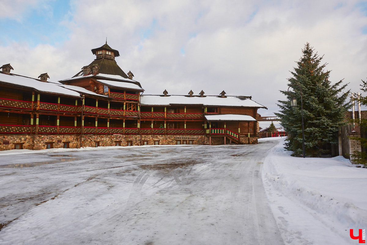 В Суздале масса интересных объектов, и в 2023 году их стало еще больше. Например, недалеко от центра построили новый спа-центр, где есть бассейн с подогревом, а также целый комплекс креативных зданий, стилизованных под времена года. «Ключ-Медиа» побывал в этом удивительном месте и узнал все подробности.
