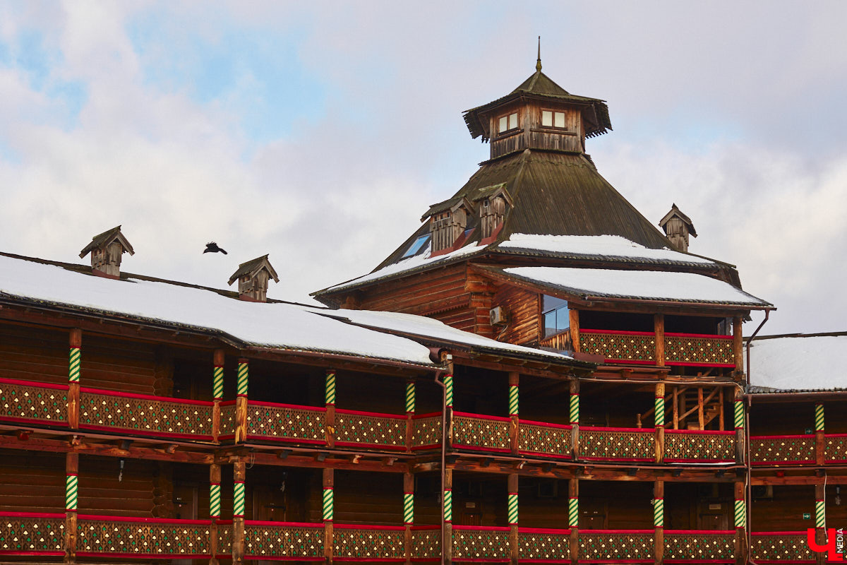 В Суздале масса интересных объектов, и в 2023 году их стало еще больше. Например, недалеко от центра построили новый спа-центр, где есть бассейн с подогревом, а также целый комплекс креативных зданий, стилизованных под времена года. «Ключ-Медиа» побывал в этом удивительном месте и узнал все подробности.