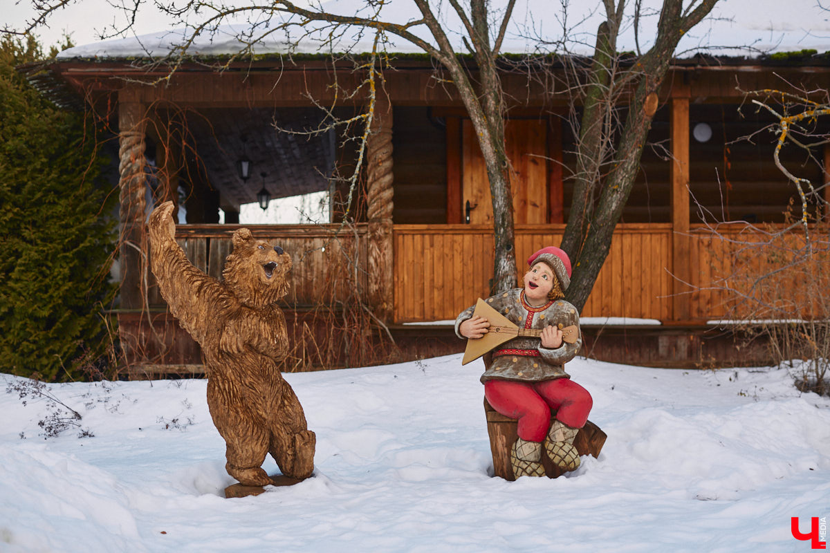 В Суздале масса интересных объектов, и в 2023 году их стало еще больше. Например, недалеко от центра построили новый спа-центр, где есть бассейн с подогревом, а также целый комплекс креативных зданий, стилизованных под времена года. «Ключ-Медиа» побывал в этом удивительном месте и узнал все подробности.