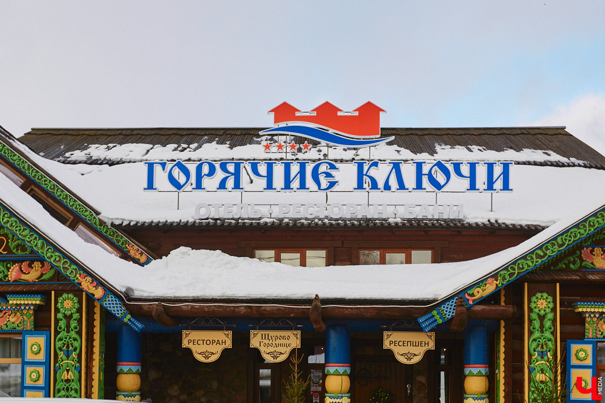 В Суздале масса интересных объектов, и в 2023 году их стало еще больше. Например, недалеко от центра построили новый спа-центр, где есть бассейн с подогревом, а также целый комплекс креативных зданий, стилизованных под времена года. «Ключ-Медиа» побывал в этом удивительном месте и узнал все подробности.