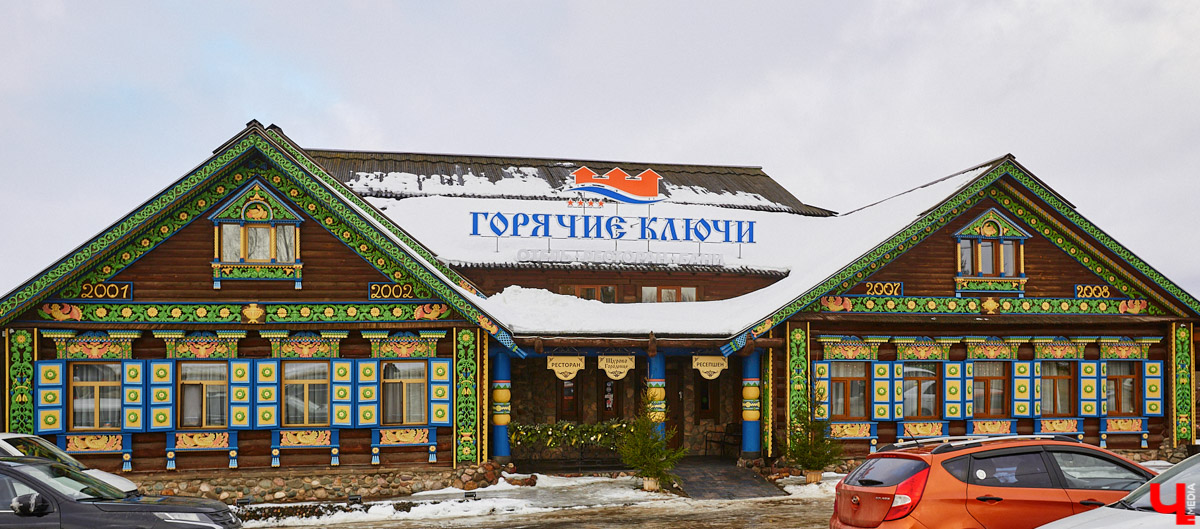 В Суздале масса интересных объектов, и в 2023 году их стало еще больше. Например, недалеко от центра построили новый спа-центр, где есть бассейн с подогревом, а также целый комплекс креативных зданий, стилизованных под времена года. «Ключ-Медиа» побывал в этом удивительном месте и узнал все подробности.