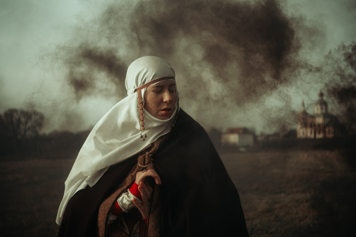 Творчество владимирского фотографа Алины Филатовой будничным не назовешь. В ее снимках перекликаются мистика, мрачная эстетика, фэшн, но есть и более спокойные съемки: исторические, самобытные. Несколько из последних ярких костюмированных работ позволили их автору попасть в топ в номинации конкурса 35AWARDS.