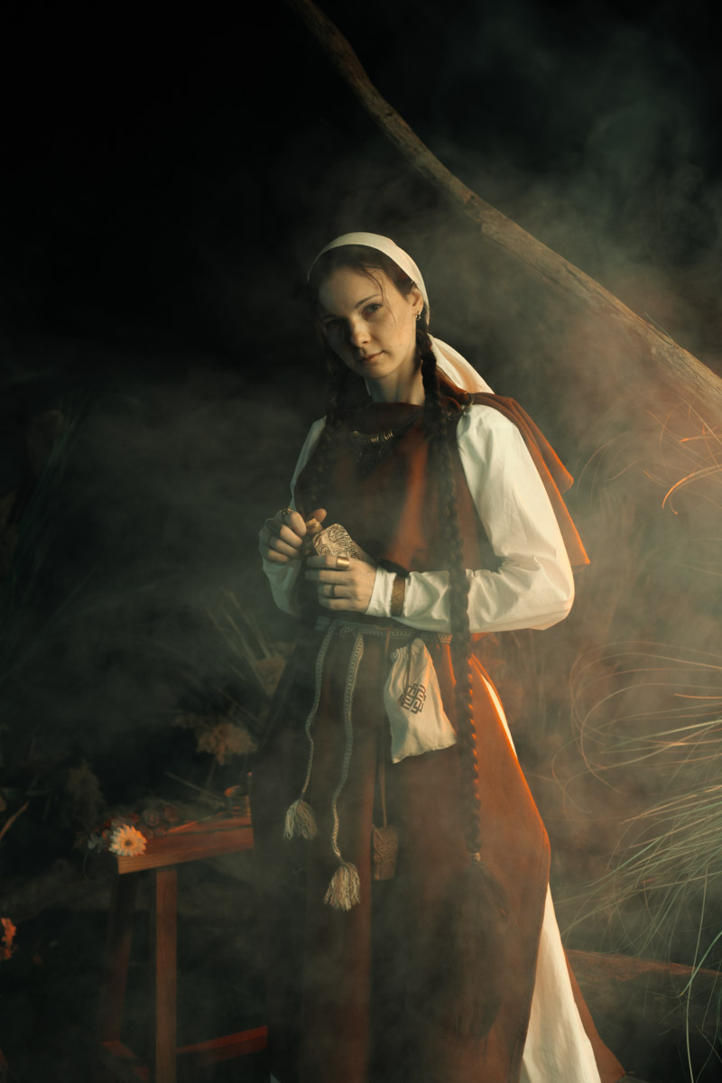 Творчество владимирского фотографа Алины Филатовой будничным не назовешь. В ее снимках перекликаются мистика, мрачная эстетика, фэшн, но есть и более спокойные съемки: исторические, самобытные. Несколько из последних ярких костюмированных работ позволили их автору попасть в топ в номинации конкурса 35AWARDS.