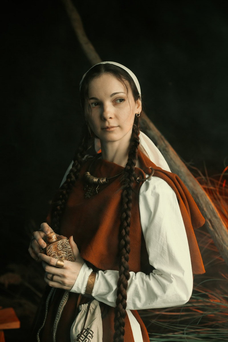 Творчество владимирского фотографа Алины Филатовой будничным не назовешь. В ее снимках перекликаются мистика, мрачная эстетика, фэшн, но есть и более спокойные съемки: исторические, самобытные. Несколько из последних ярких костюмированных работ позволили их автору попасть в топ в номинации конкурса 35AWARDS.