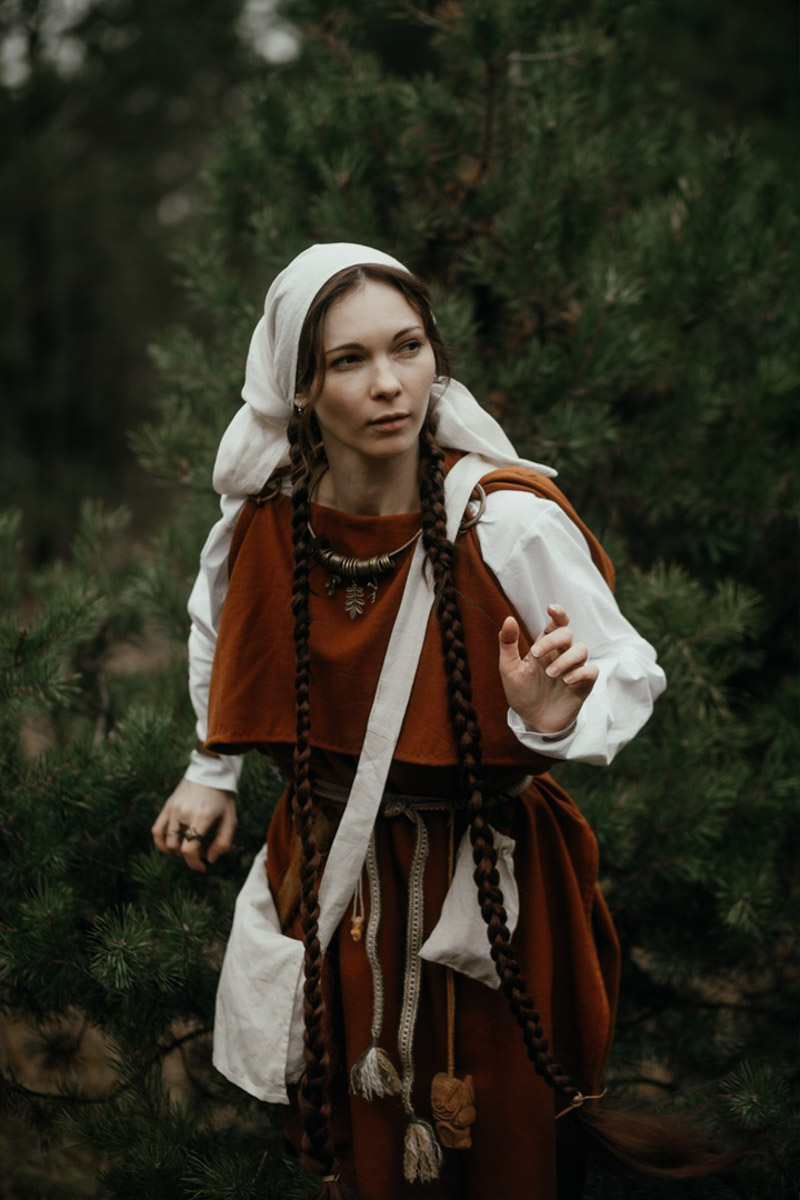 Творчество владимирского фотографа Алины Филатовой будничным не назовешь. В ее снимках перекликаются мистика, мрачная эстетика, фэшн, но есть и более спокойные съемки: исторические, самобытные. Несколько из последних ярких костюмированных работ позволили их автору попасть в топ в номинации конкурса 35AWARDS.