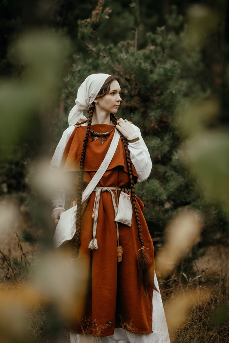 Творчество владимирского фотографа Алины Филатовой будничным не назовешь. В ее снимках перекликаются мистика, мрачная эстетика, фэшн, но есть и более спокойные съемки: исторические, самобытные. Несколько из последних ярких костюмированных работ позволили их автору попасть в топ в номинации конкурса 35AWARDS.