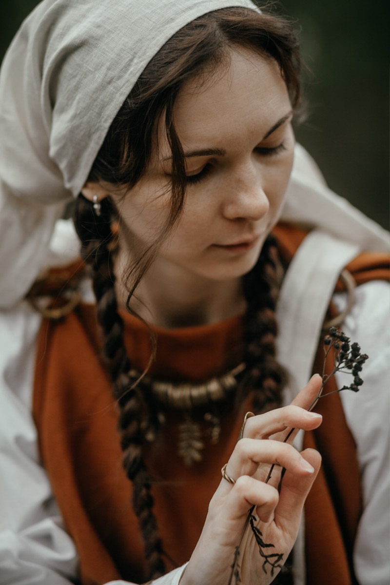 Творчество владимирского фотографа Алины Филатовой будничным не назовешь. В ее снимках перекликаются мистика, мрачная эстетика, фэшн, но есть и более спокойные съемки: исторические, самобытные. Несколько из последних ярких костюмированных работ позволили их автору попасть в топ в номинации конкурса 35AWARDS.