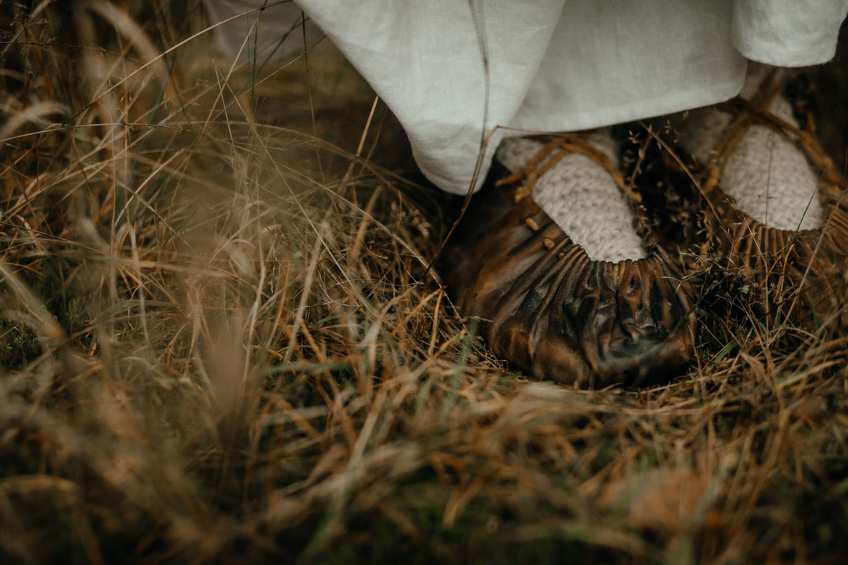 Творчество владимирского фотографа Алины Филатовой будничным не назовешь. В ее снимках перекликаются мистика, мрачная эстетика, фэшн, но есть и более спокойные съемки: исторические, самобытные. Несколько из последних ярких костюмированных работ позволили их автору попасть в топ в номинации конкурса 35AWARDS.