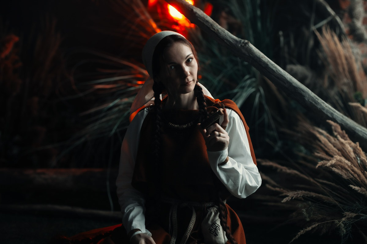 Творчество владимирского фотографа Алины Филатовой будничным не назовешь. В ее снимках перекликаются мистика, мрачная эстетика, фэшн, но есть и более спокойные съемки: исторические, самобытные. Несколько из последних ярких костюмированных работ позволили их автору попасть в топ в номинации конкурса 35AWARDS.