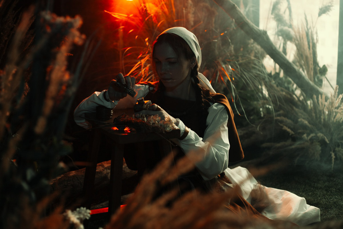 Творчество владимирского фотографа Алины Филатовой будничным не назовешь. В ее снимках перекликаются мистика, мрачная эстетика, фэшн, но есть и более спокойные съемки: исторические, самобытные. Несколько из последних ярких костюмированных работ позволили их автору попасть в топ в номинации конкурса 35AWARDS.