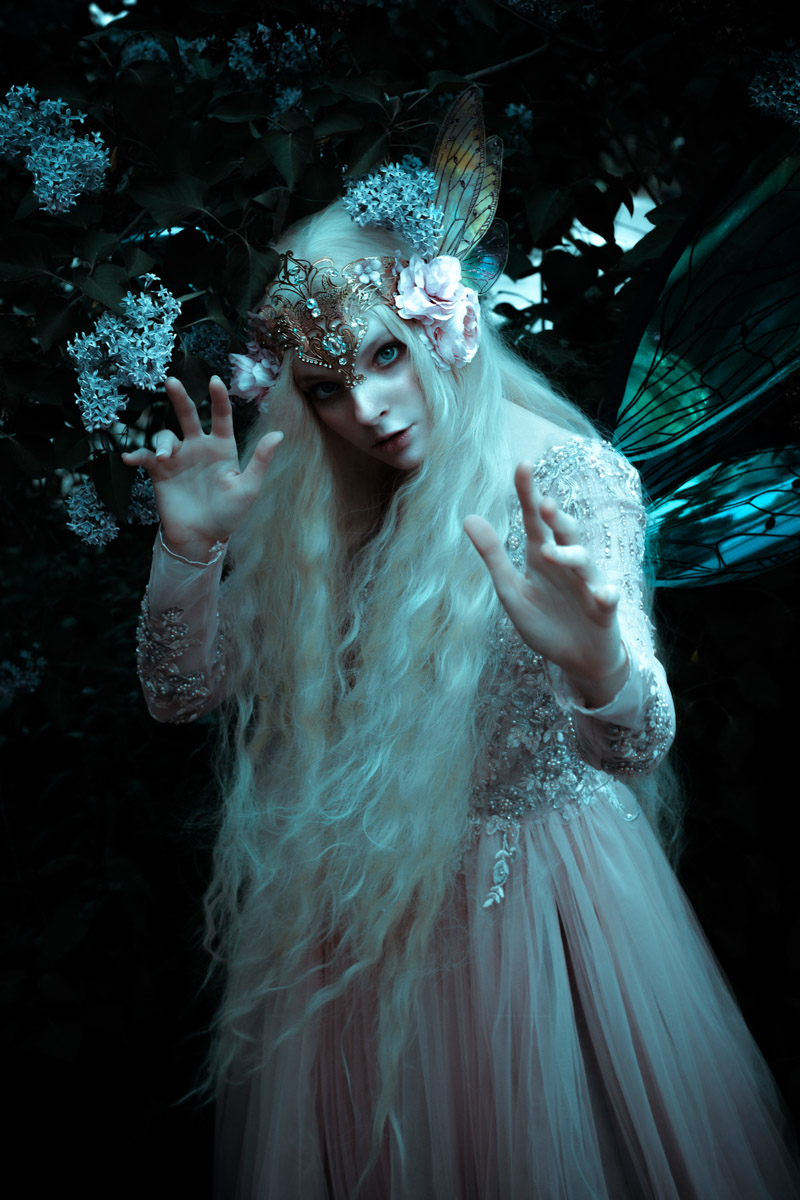 Творчество владимирского фотографа Алины Филатовой будничным не назовешь. В ее снимках перекликаются мистика, мрачная эстетика, фэшн, но есть и более спокойные съемки: исторические, самобытные. Несколько из последних ярких костюмированных работ позволили их автору попасть в топ в номинации конкурса 35AWARDS.