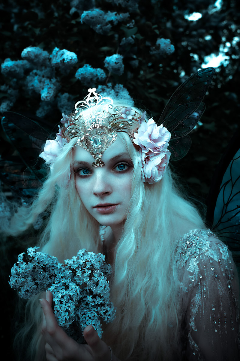 Творчество владимирского фотографа Алины Филатовой будничным не назовешь. В ее снимках перекликаются мистика, мрачная эстетика, фэшн, но есть и более спокойные съемки: исторические, самобытные. Несколько из последних ярких костюмированных работ позволили их автору попасть в топ в номинации конкурса 35AWARDS.