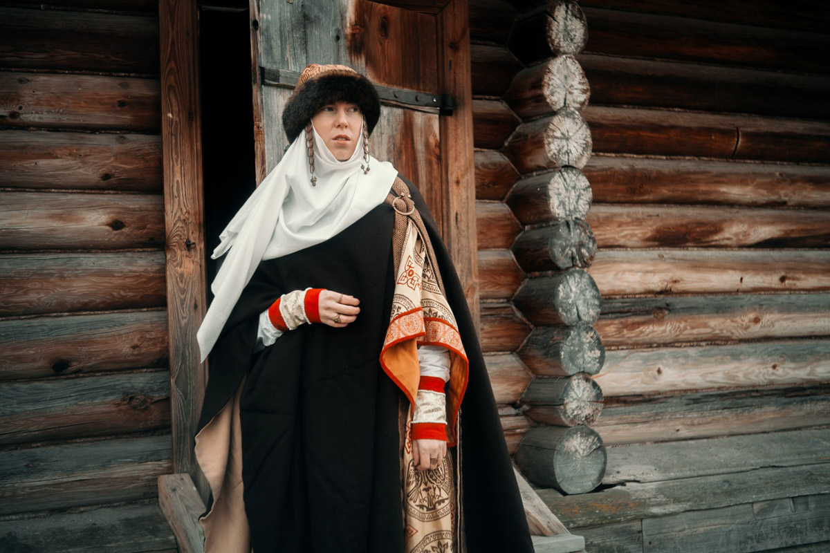 Творчество владимирского фотографа Алины Филатовой будничным не назовешь. В ее снимках перекликаются мистика, мрачная эстетика, фэшн, но есть и более спокойные съемки: исторические, самобытные. Несколько из последних ярких костюмированных работ позволили их автору попасть в топ в номинации конкурса 35AWARDS.