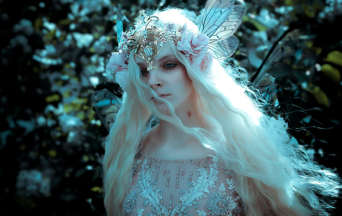 Творчество владимирского фотографа Алины Филатовой будничным не назовешь. В ее снимках перекликаются мистика, мрачная эстетика, фэшн, но есть и более спокойные съемки: исторические, самобытные. Несколько из последних ярких костюмированных работ позволили их автору попасть в топ в номинации конкурса 35AWARDS.