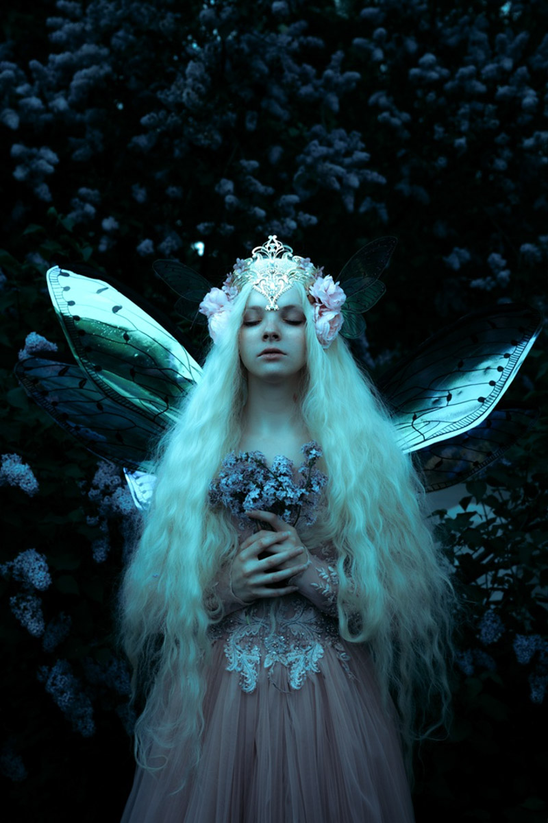 Творчество владимирского фотографа Алины Филатовой будничным не назовешь. В ее снимках перекликаются мистика, мрачная эстетика, фэшн, но есть и более спокойные съемки: исторические, самобытные. Несколько из последних ярких костюмированных работ позволили их автору попасть в топ в номинации конкурса 35AWARDS.