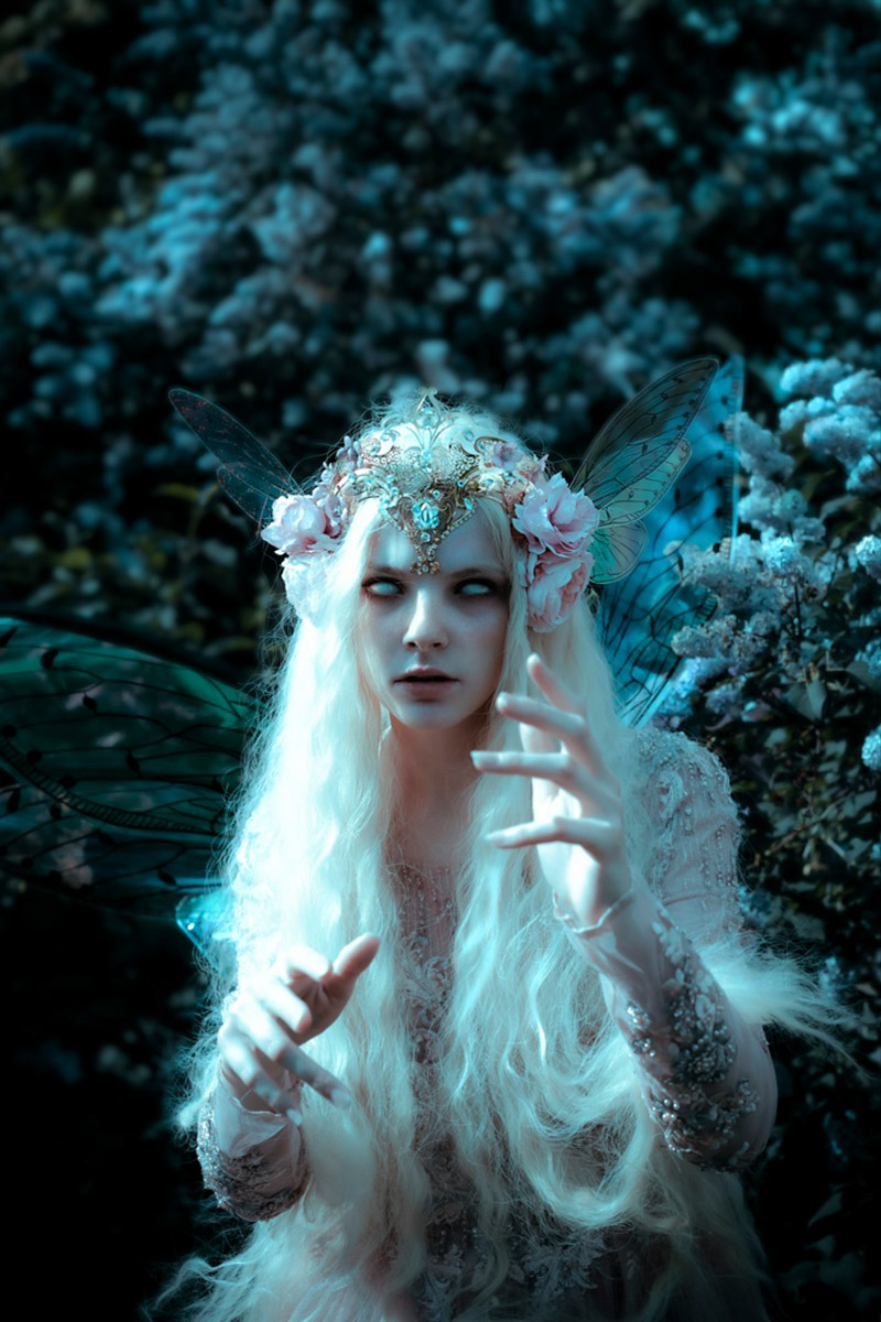 Творчество владимирского фотографа Алины Филатовой будничным не назовешь. В ее снимках перекликаются мистика, мрачная эстетика, фэшн, но есть и более спокойные съемки: исторические, самобытные. Несколько из последних ярких костюмированных работ позволили их автору попасть в топ в номинации конкурса 35AWARDS.