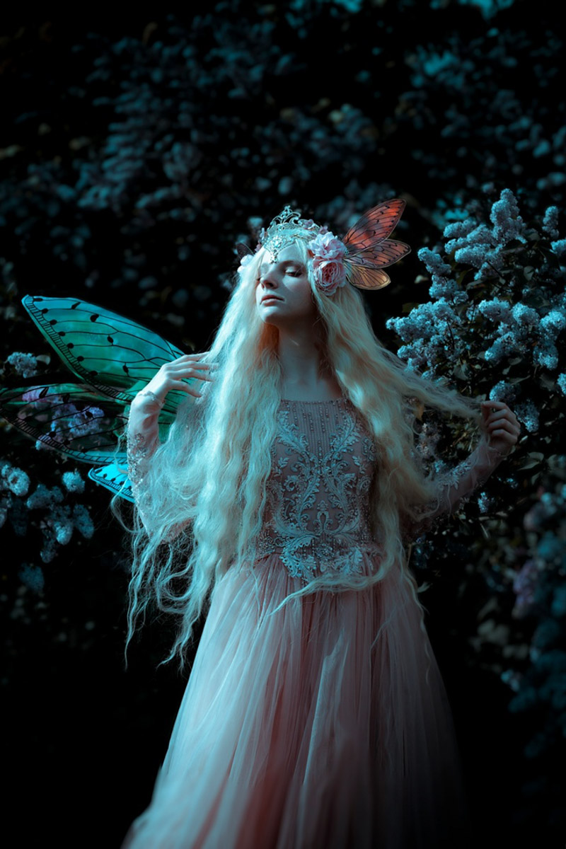 Творчество владимирского фотографа Алины Филатовой будничным не назовешь. В ее снимках перекликаются мистика, мрачная эстетика, фэшн, но есть и более спокойные съемки: исторические, самобытные. Несколько из последних ярких костюмированных работ позволили их автору попасть в топ в номинации конкурса 35AWARDS.